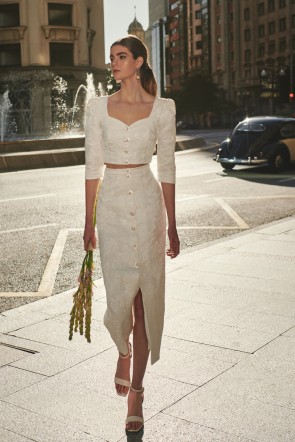 conjunto blanco de top corto con y falda abotonada con botones joya para novia civil o boda informal