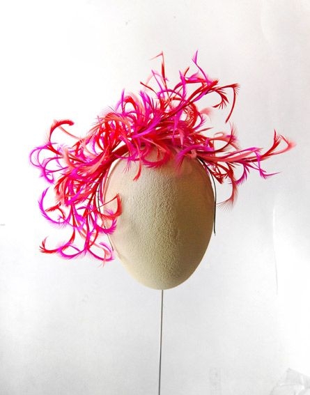 comprar online diadema de plumas fucsia y rojo para tocado de invitada de boda fiesta evento de taneke en apparentia