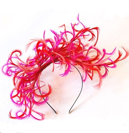tocado de plumas rojo y fucsia sobre diadema para bodas bautizos eventos y fiestas de taneke en apparentia