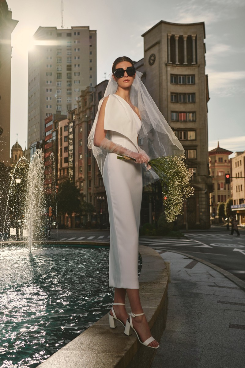 comprar  Vestido de crepe blanco escote asimetrico con lazo de tefeta en el hombro, para novia civil, mama de bautizo o comunion