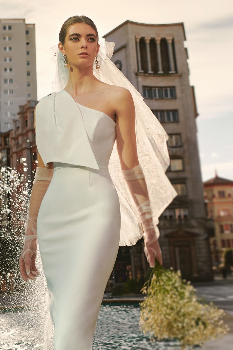Vestido blanco escote asimetrico con lazo de tefeta en el hombro, para novia civil, mama de bautizo o comunion