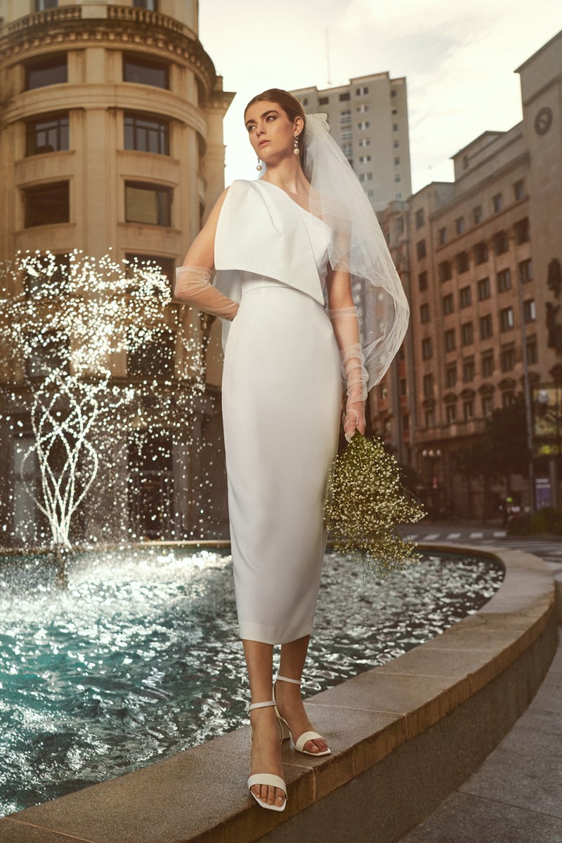 comprar Vestido de crepe blanco escote asimetrico con lazo de tefeta en el hombro, para novia civil, mama de bautizo o comunion