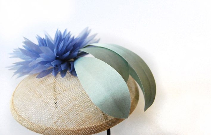 comprar tocado de boda con flor morada y hojas verdes de taneke en apparentia