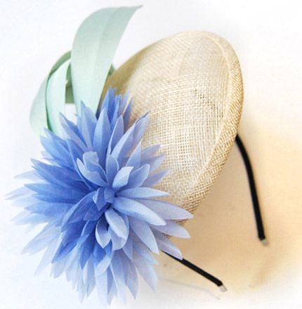 comprar online tocado con base redonda flor lila y hojas verdes para invitada de boda evento bautizo de taneke en apparentia