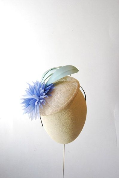 tocado de boda con flor base redonda y hojas de taneke en apparentia