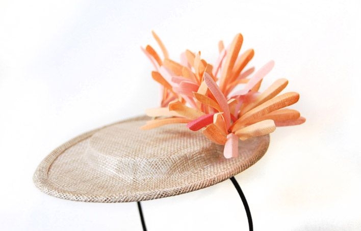 comprar tocado con sombrero pequeño y plumas coral sobre diadema para invitada de boda evento fiesta bautizo comunion de taneke en apparentia