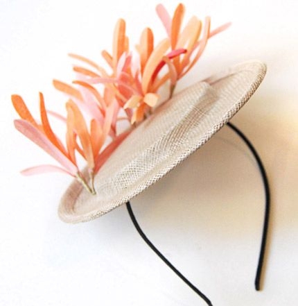 tocado con base redonda y plumas coral para boda bautizo comunion evento fiesta de taneke en apparentia