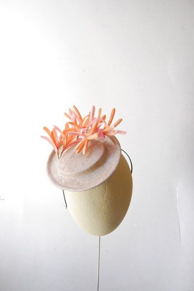 tocado minihat con base redonda y plumas coral de taneke en apparentia para invitada de boda evento bautizo comunion fiesta