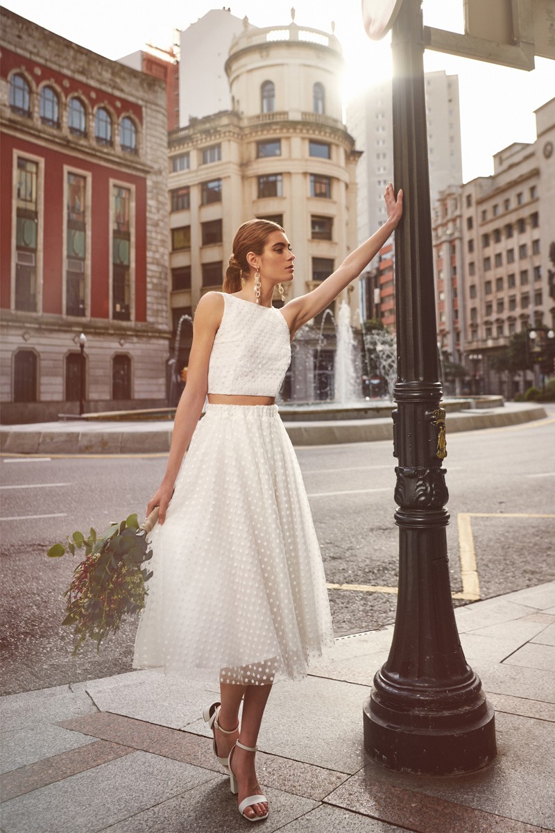 comprar online top lazada espalda  tul plumetti blanco con margaritas bordadas para novia civil, boda íntima, mama de bautizo, comunion