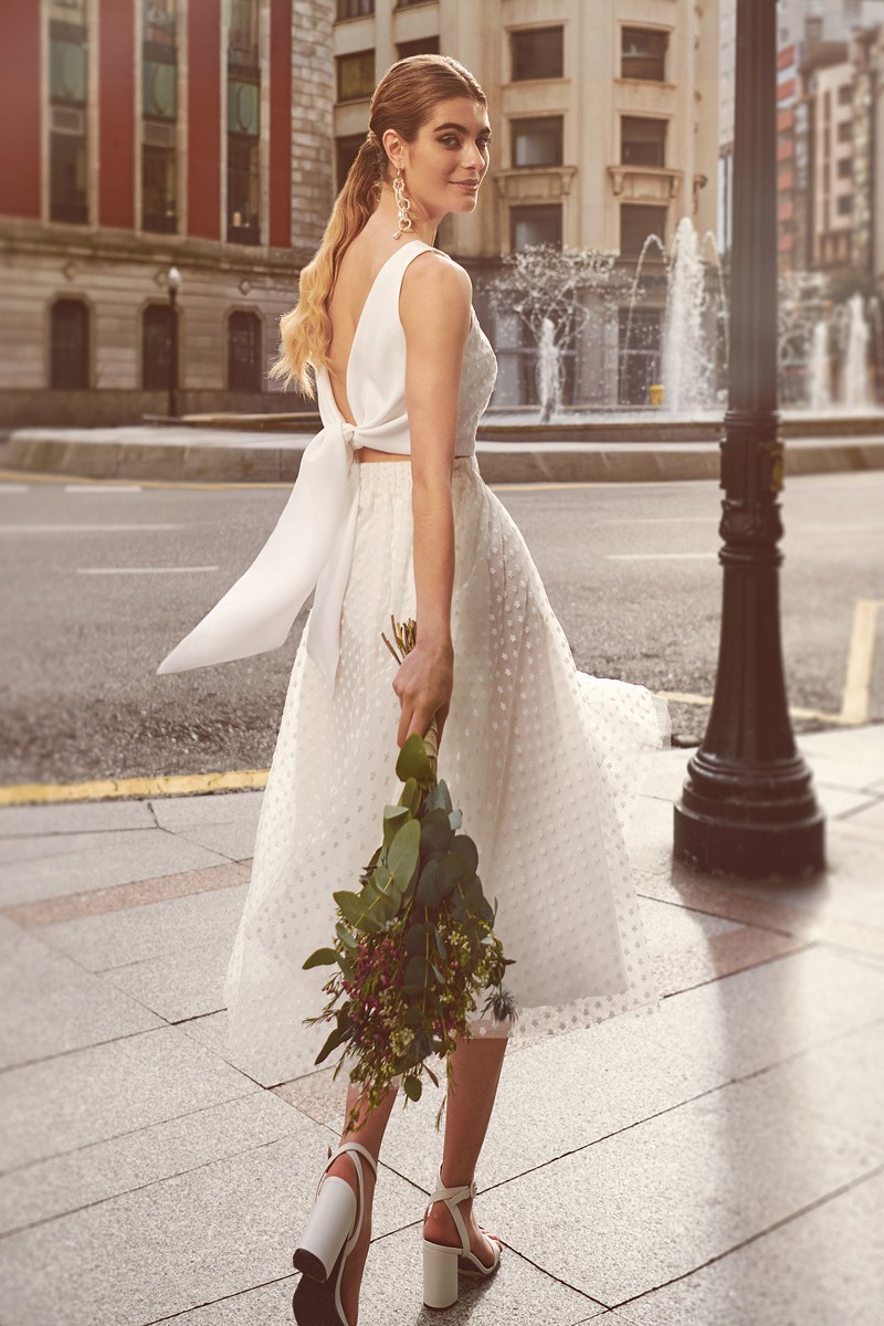  top lazada espalda  tul plumetti blanco con margaritas bordadas para novia civil, boda íntima, mama de bautizo, comunion