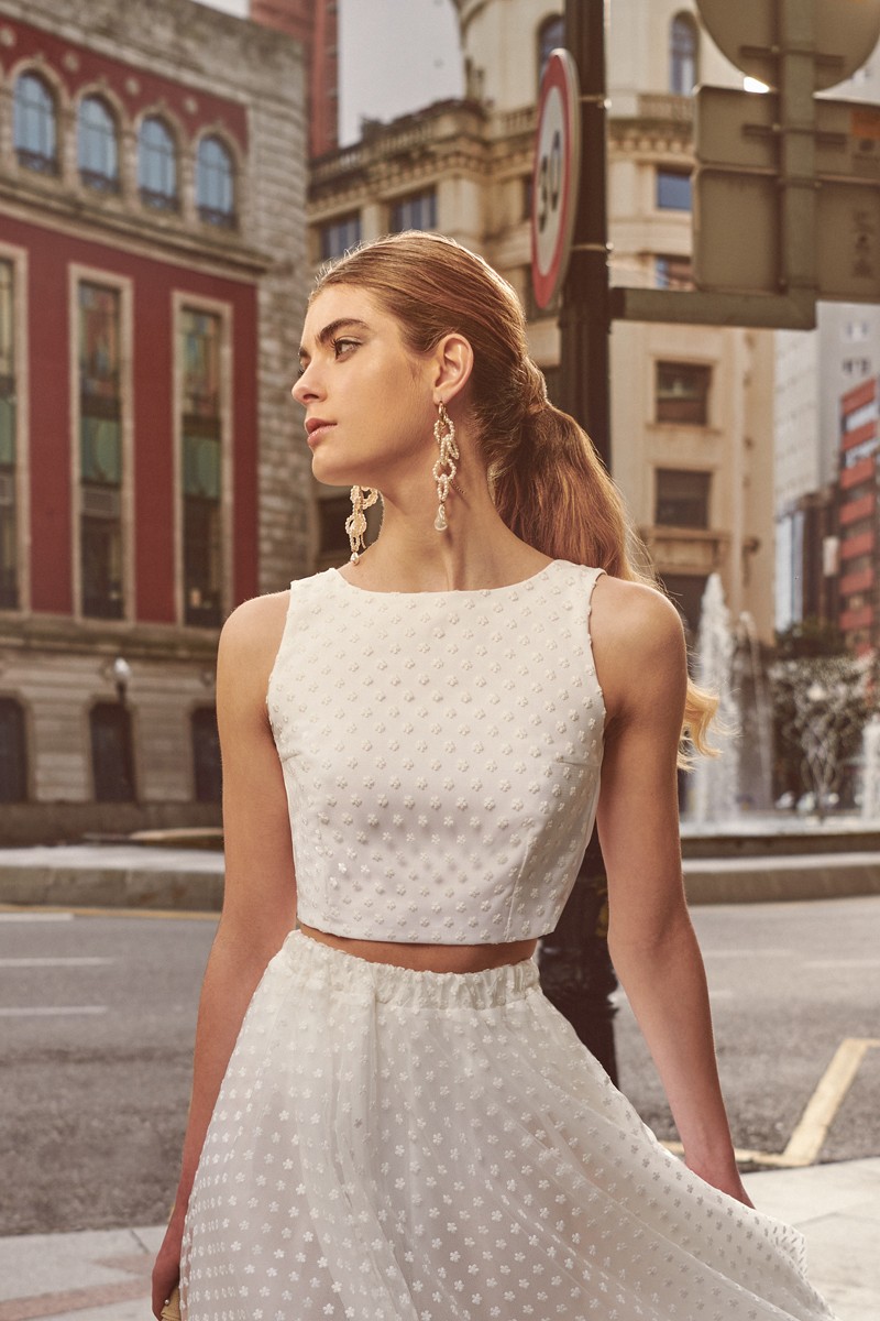 top blanco lazada espalda  tul plumetti con margaritas bordadas para novia civil, boda íntima, mama de bautizo, comunion