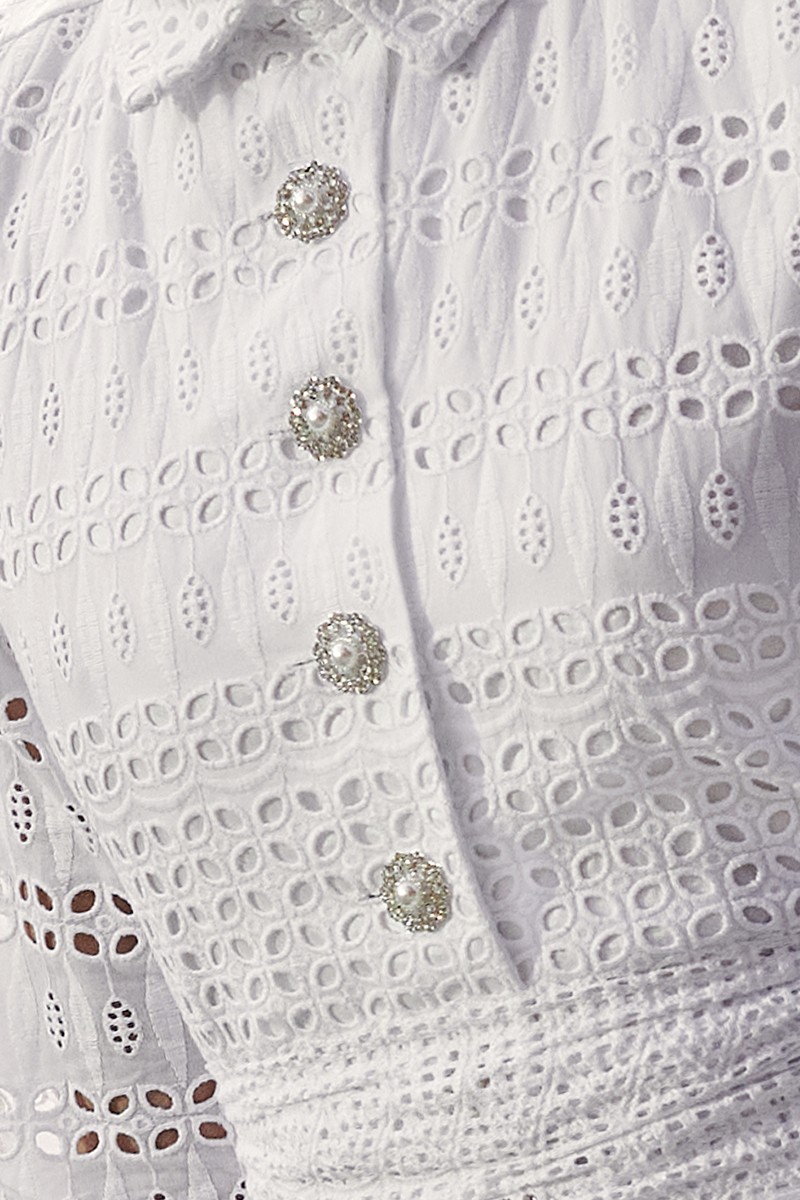 Vestido camisero bohochic largo troquelado blanco con boton joya para novia civil, boda ibicenca, mama de bautizo o comunion