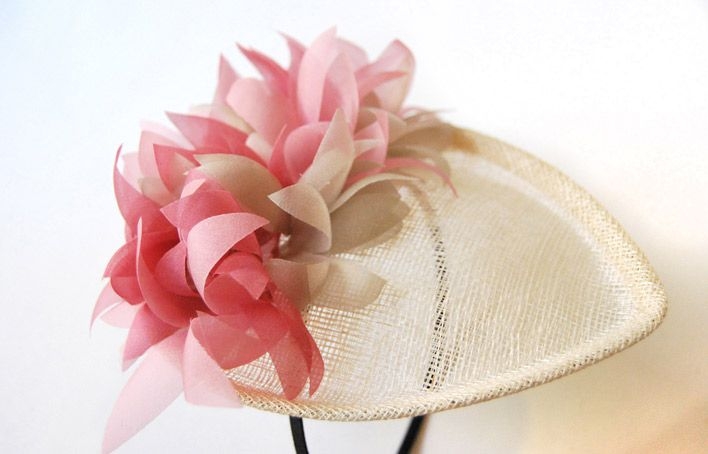 comprar online tocado de flores rosa y beige sobre base gota y diadema para boda bautizo evento de taneke en apparentia