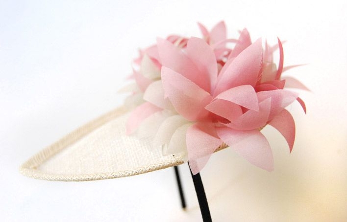 comprar tocado para una boda de flores en tono rosa y beige de taneke en apparentia