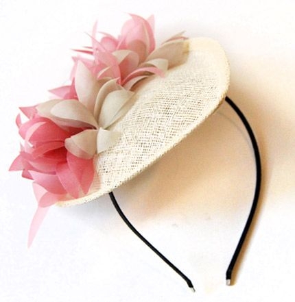 tocado de flores rosas y beige sobre base tipo sombrero gota para look de invitada de taneke en apparentia