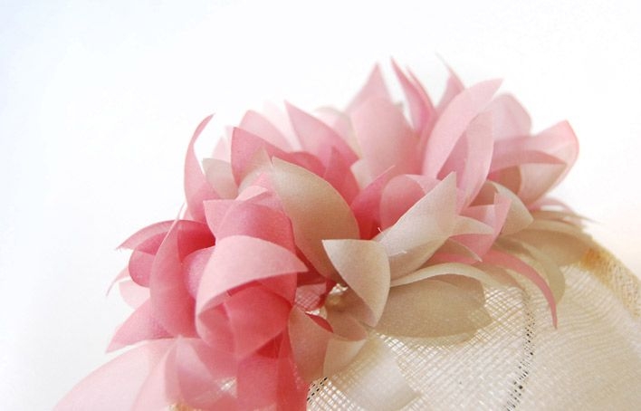 tocado de flores rosa y beige sobre base gota y diadema de taneke en apparentia