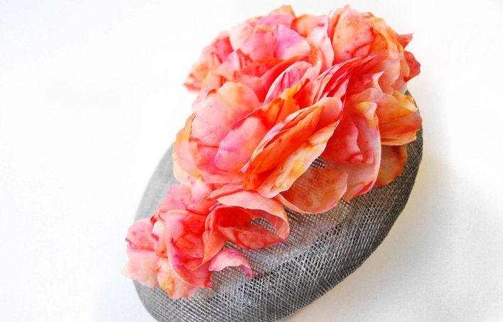 tocado de flores rosa y coral sobre base boina y diadema de taneke en apparentia