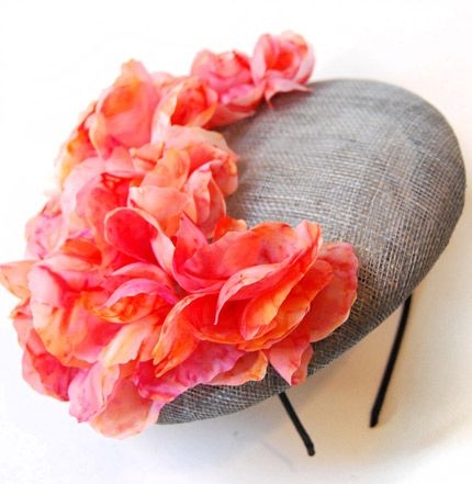 tocado de flores rosas y coral sobre base tipo sombrero boina para look de invitada de taneke en apparentia