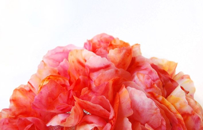 comprar online tocado de flores rosa y coral sobre base boina y diadema para boda bautizo evento de taneke en apparentia