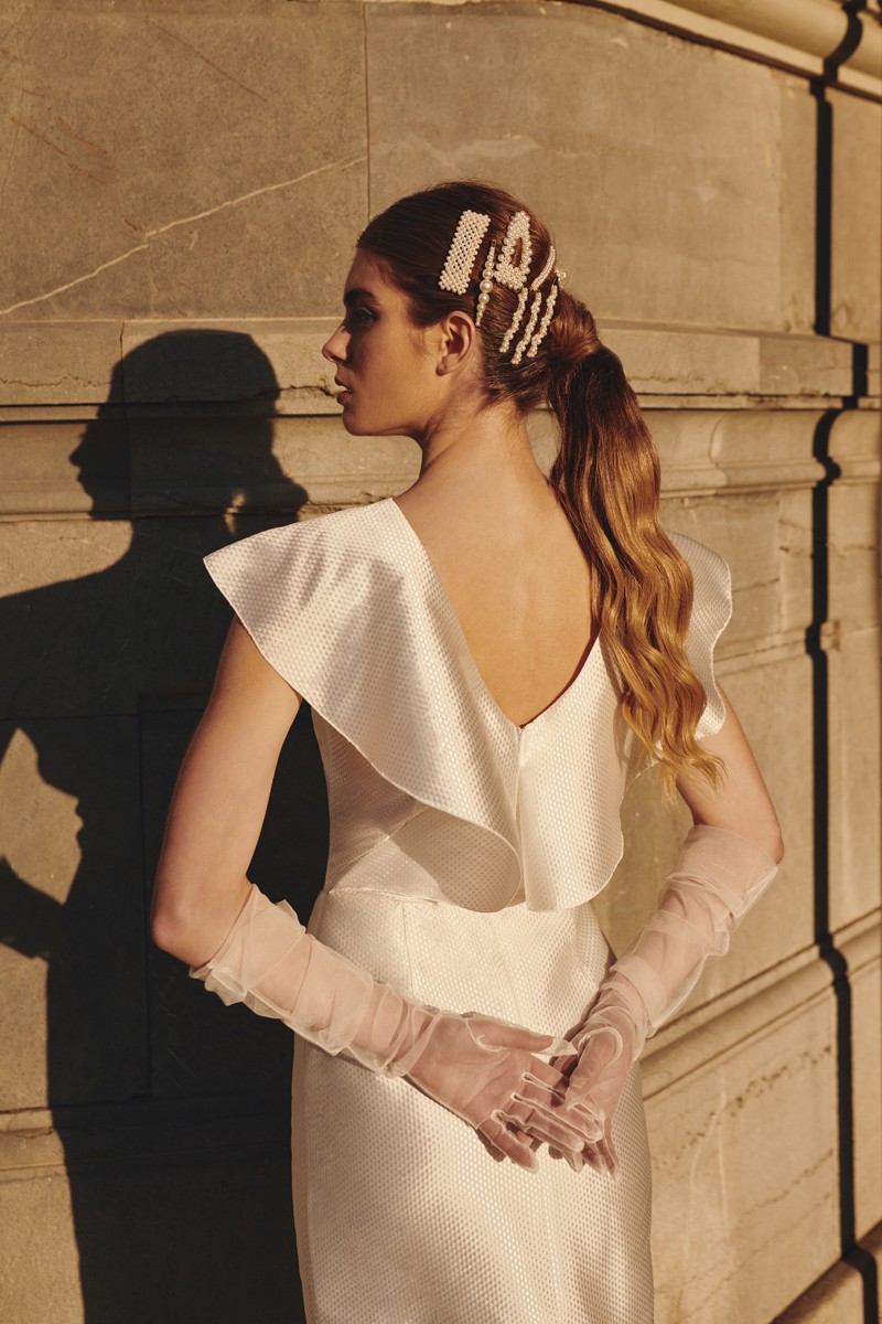  Vestido  jacquard blanco con volante en el cuerpo escote en pico en espalda y largo midi para boda civil invitadas comunion bautizo 