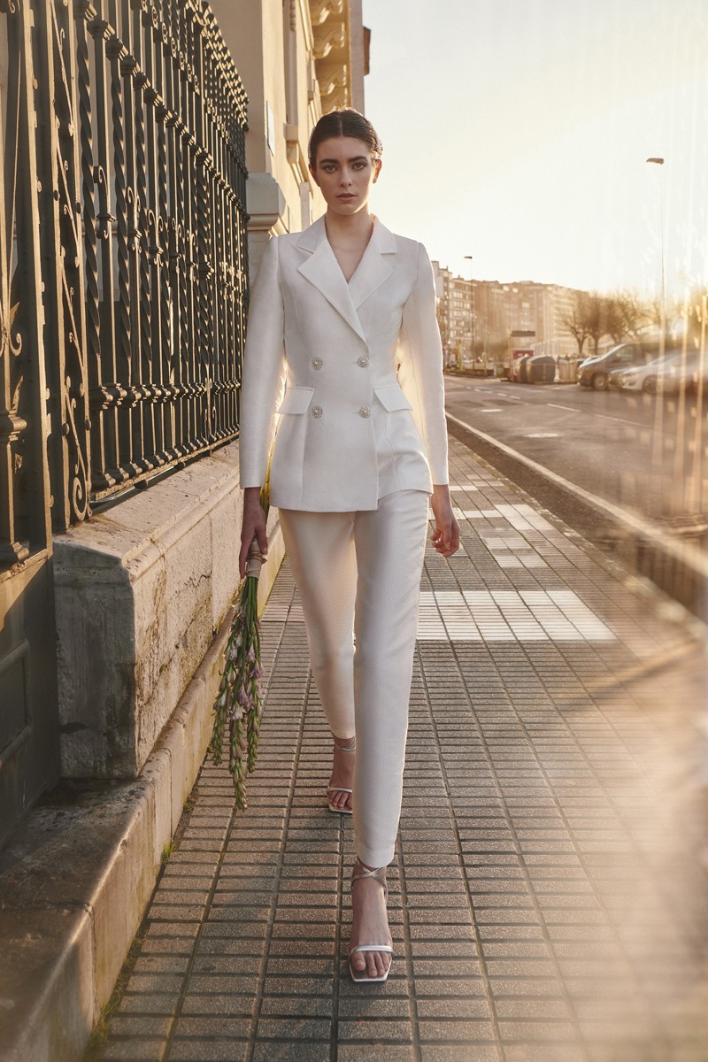 comprar traje de chaqueta en jacquard blanco y blazer cruzado con boton joya para, boda civil, madre de comunion, bautizo, fondo de armario