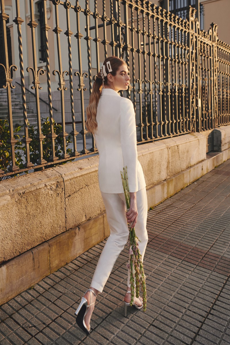 comprar online traje de chaqueta en jacquard blanco y blazer cruzado con boton joya para, boda civil, madre de comunion, bautizo, fondo de armario