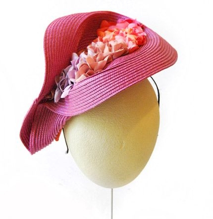 tocado sombrero de rafia rosa con petalos coral rosa lila para look de invitada de boda bautizo evento fiesta de taneke en apparentia