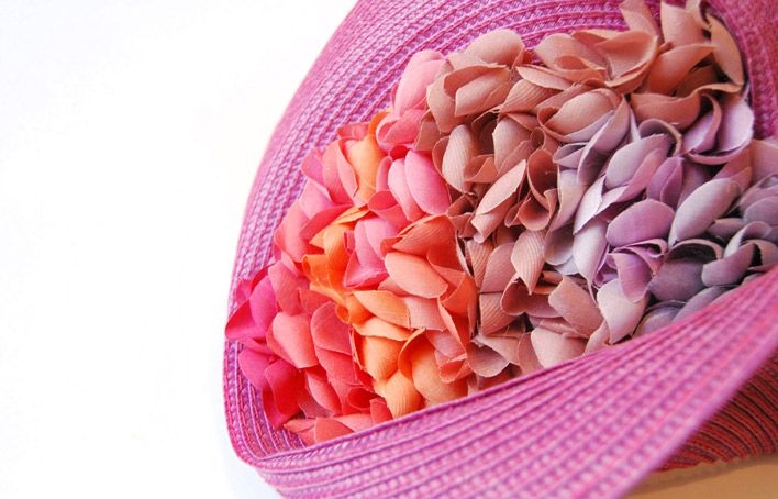 comprar online tocado sombrero de rafia rosa con petalos de diferentes colores para bodas eventos bautizos eventos de taneke en apparentia