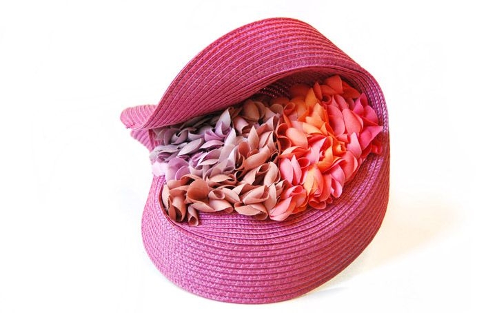 tocados sombreros de rafia rosa con petalos rosa morado coral de taneke en apparentia para boda fiesta bautizo evento