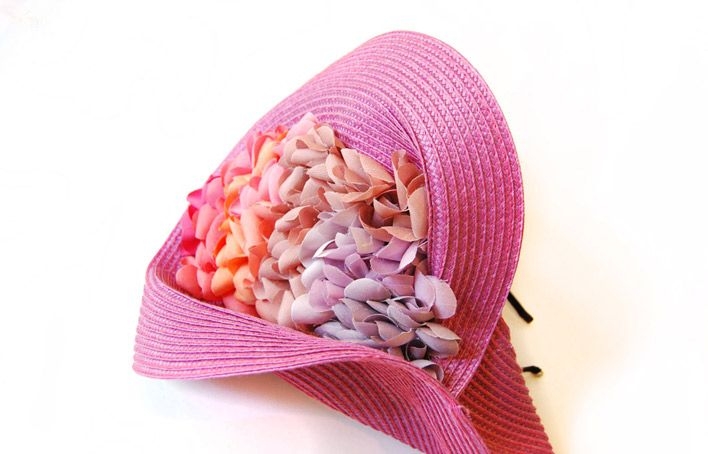 comprar sombrero tocado de rafia rosa con petalos de muchos colores para bodas eventos bautizos y fiestas de taneke en apparentia