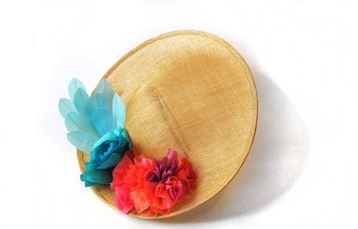 pamelas de flores con base de sinamay en tonos rojos rosas y verdes de taneke en apparentia para boda fiesta evento bautizo