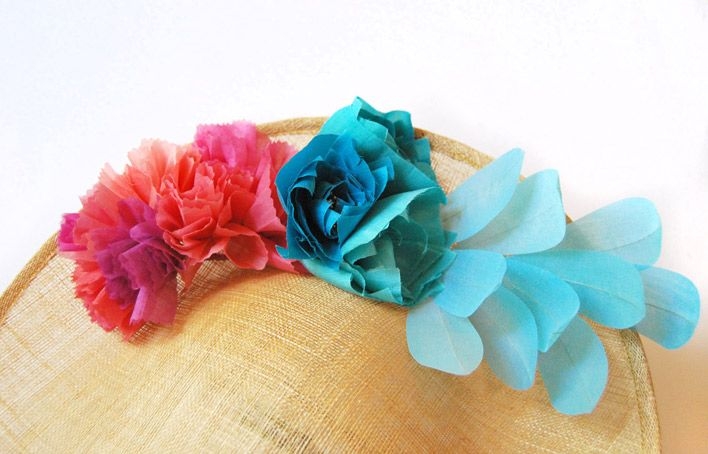 pamelas de boda para look de invitada con flores en tonos verdes rojos y rosas de taneke en apparentia