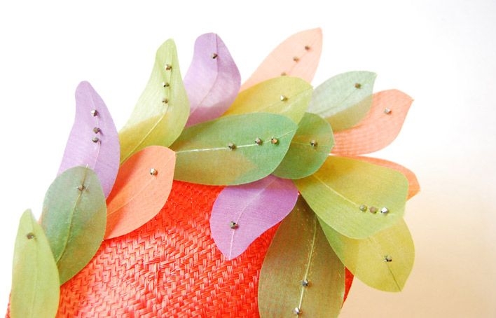 tocado naranja con plumas en color verde morado naranja de taneke en apparentia