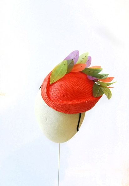 tocados para bodas de plumas y de color naranja de taneke en apparentia