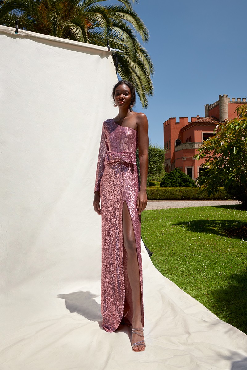 Vestido de fiesta largo asimétrico de lentejuelas rosa palo con cinturon con lazo y abertura en la falda  para invitadas bodas de noche, fiesta, graduacion, evento, gala