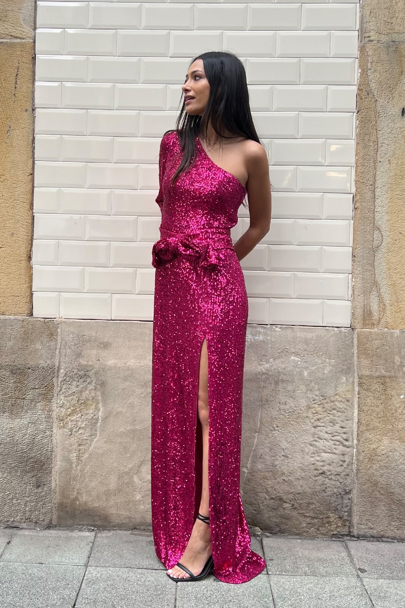 Vestido largo asimétrico de lentejuelas rosa fucsia con cinturon con lazo y abertura en la falda  para invitadas bodas shop online