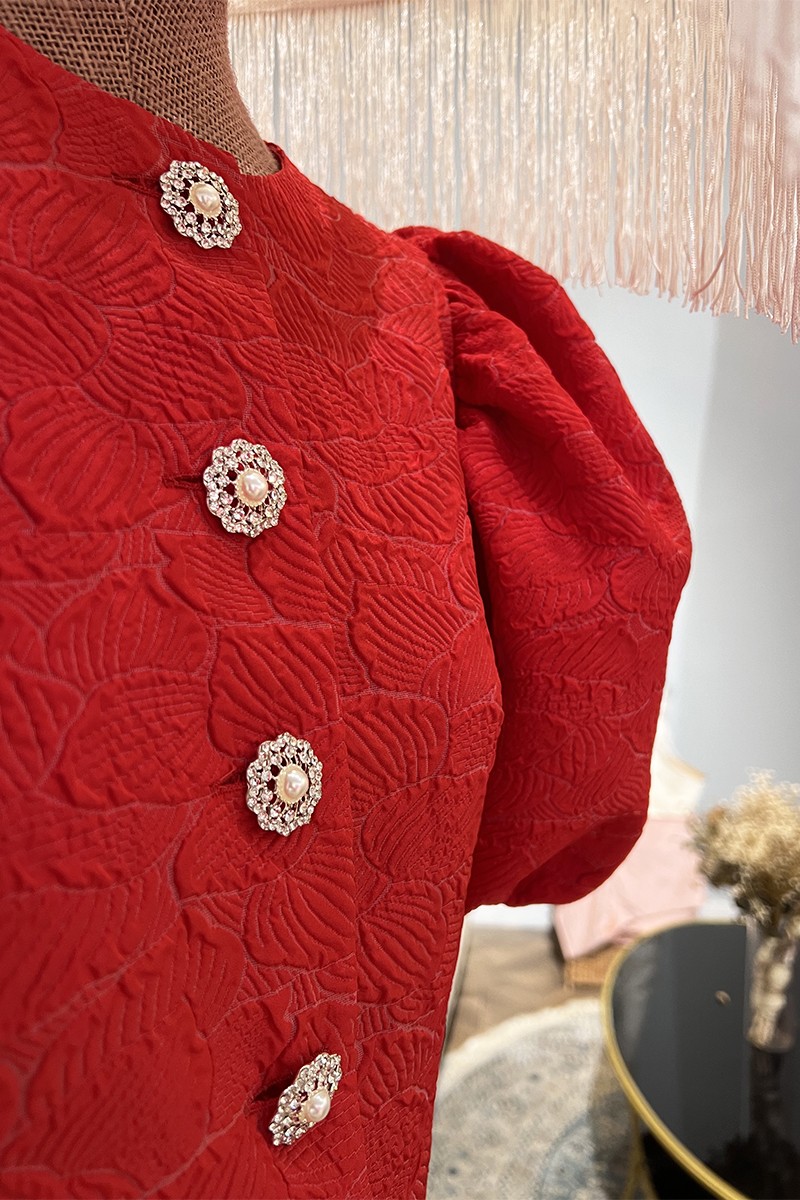 Vestido de coctel midi con mangas abullonadas y botones joya en tejido brocado rojo ideal para invitadas boda otoño