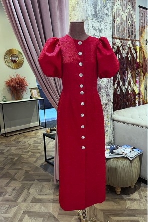 Vestido de coctel midi con mangas abullonadas y botones joya en tejido brocado rojo ideal para invitadas boda de dia, o mama de bautizo o comunion