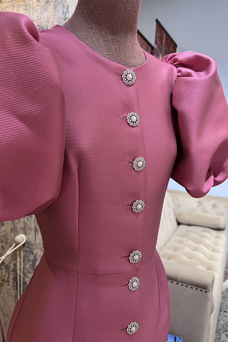 Vestido de fiesta midi con mangas abullonadas y botones joya en tejido brocado rosa