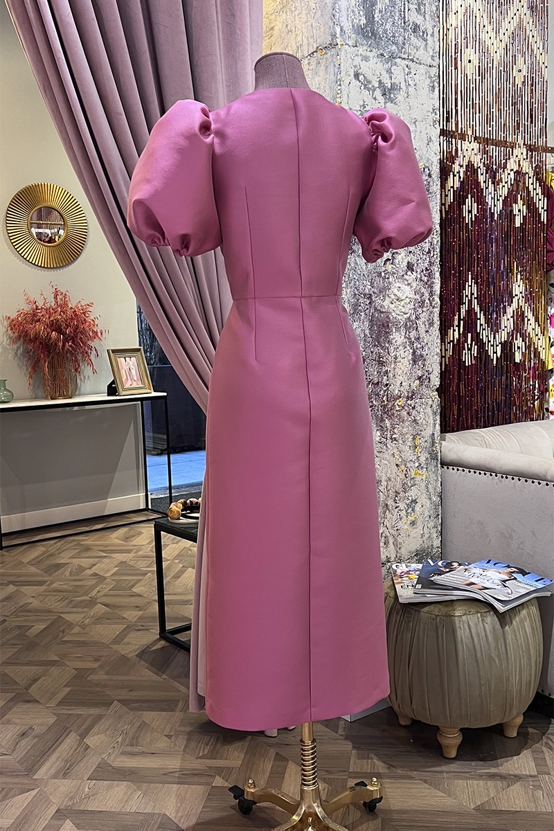 Vestido deboda con mangas abullonadas y botones joya en tejido brocado rosa