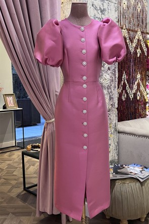Vestido de coctel midi con mangas abullonadas y botones joya en tejido brocado rosa ideal para invitadas boda de dia, o mama de bautizo o comunion