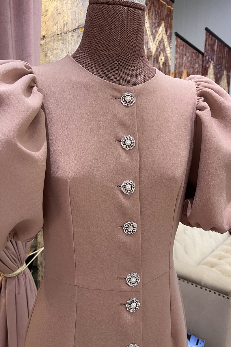 Vestido de fiesta  midi con mangas abullonadas y botones joya crep rosa