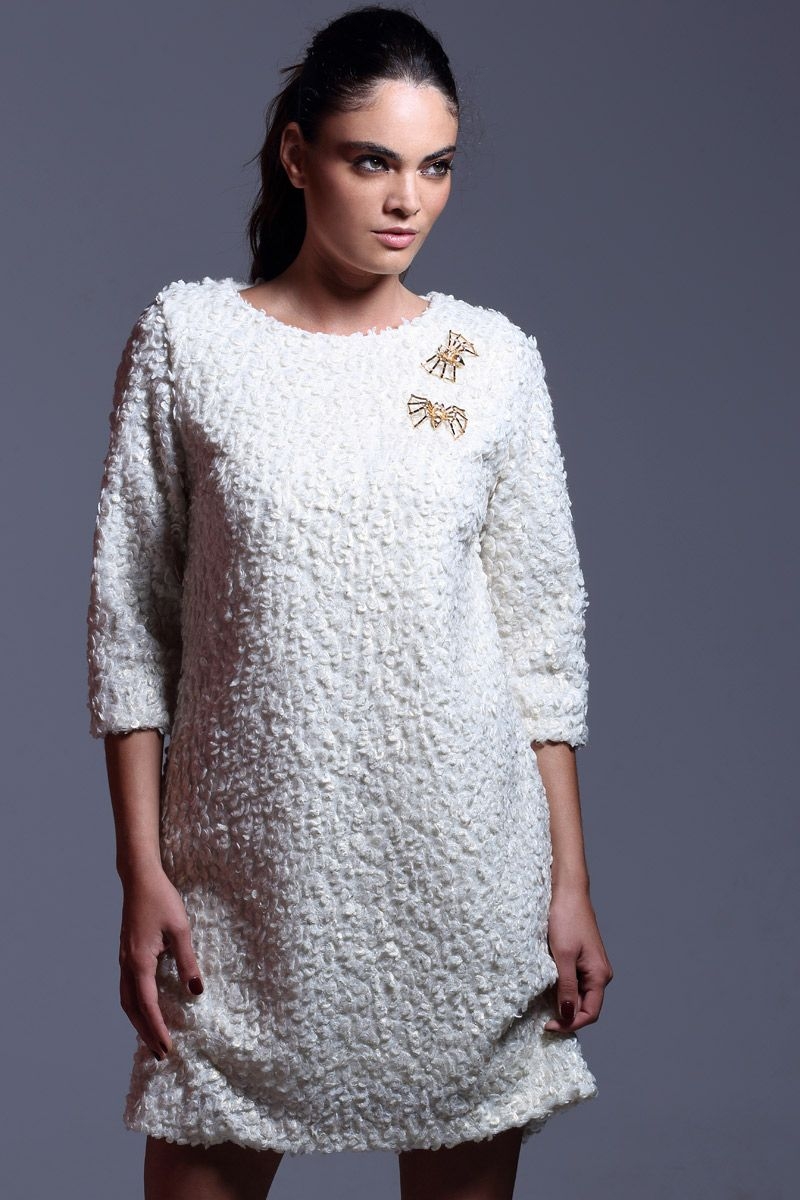 vestido corto blanco roto de baguilla de lana y adorno broche