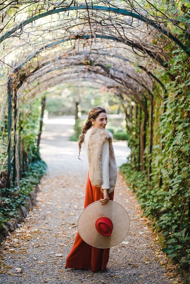 invitadas otoño muy estilosas con palazzo y cuerpo blanco con lurex