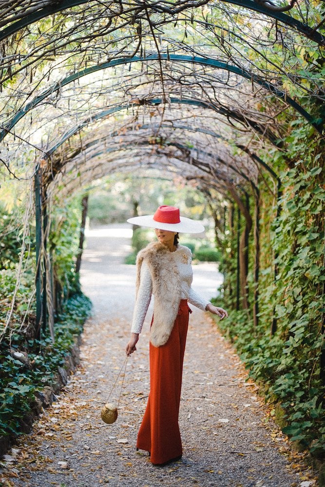 invitadas otoño con palazzo y jersey blanco con lurex de apparentia