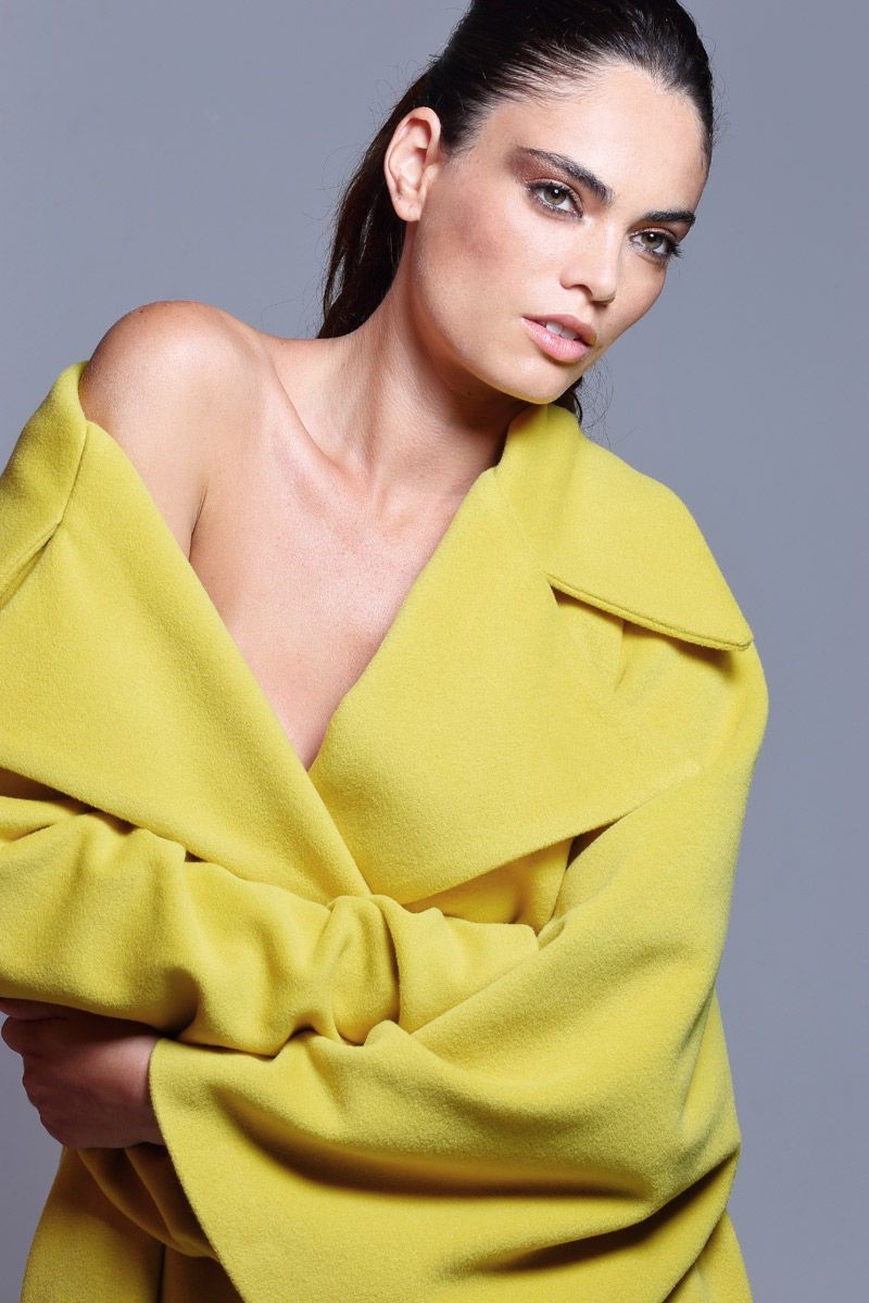 abrigo mostaza amarillo oversize con manga acampanada de otoño invierno 2015 2016 de apparentia