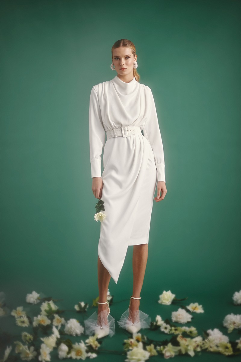 vestido blanco midi con cuerpo drapeado y falda en pico para novia civil, segundo vestido boda, mama de bautizo, comunion