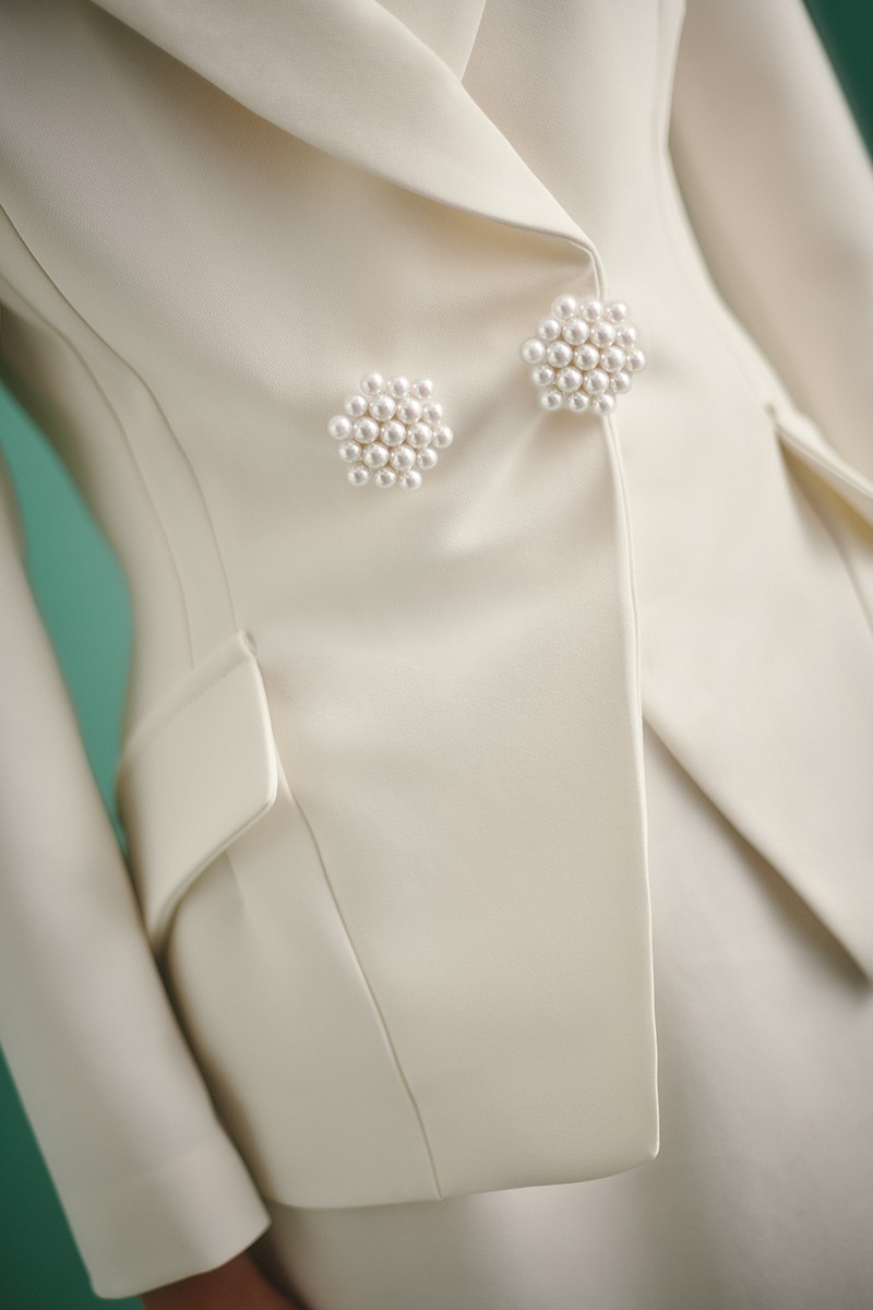 traje de blazer cruzada con boton de perlas y falda midi con plumas en blanco roto para novia civil, boda intima, segundo vestido