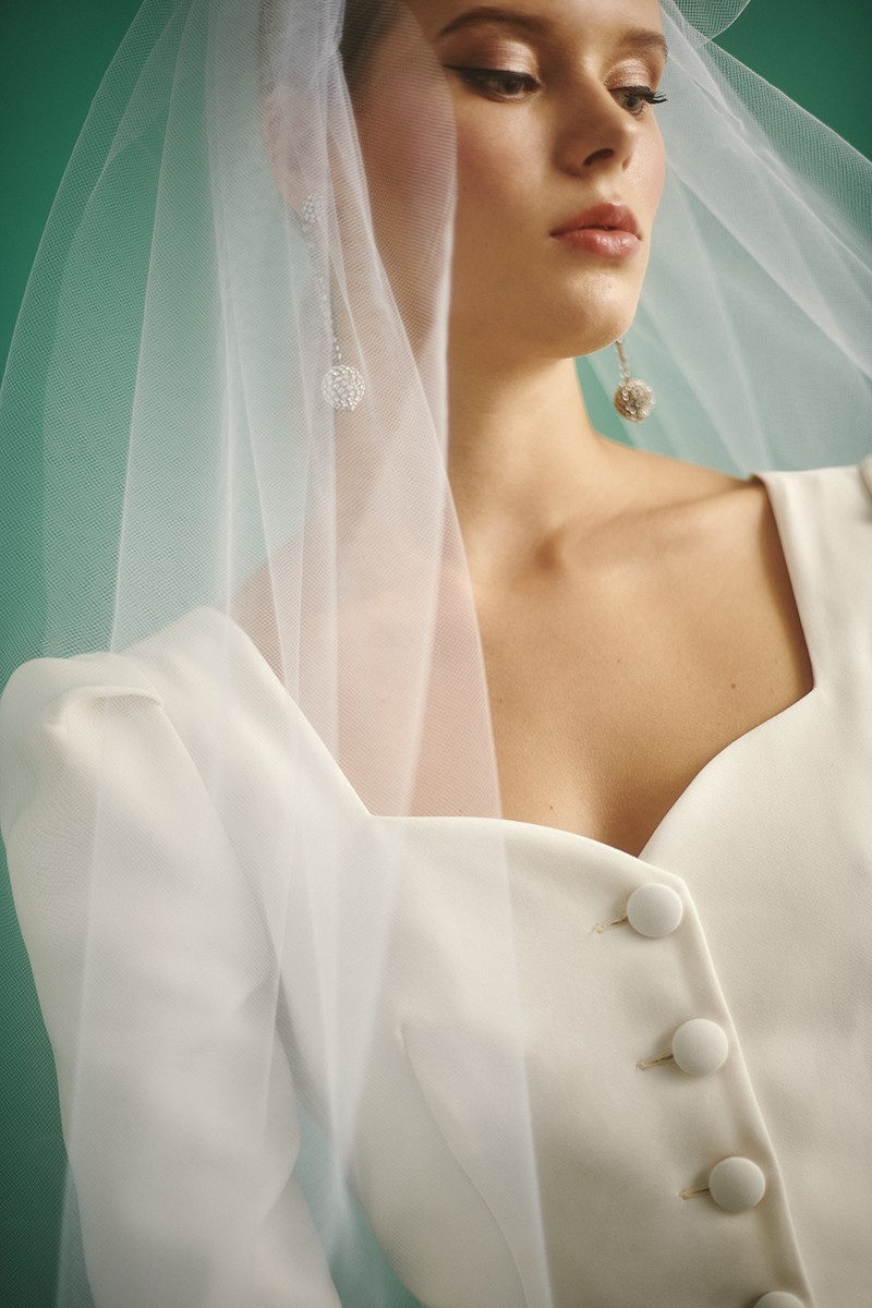 top escote corazon manga francesa y pantalon blanco roto para novia civil, boda, bautizo, comunion