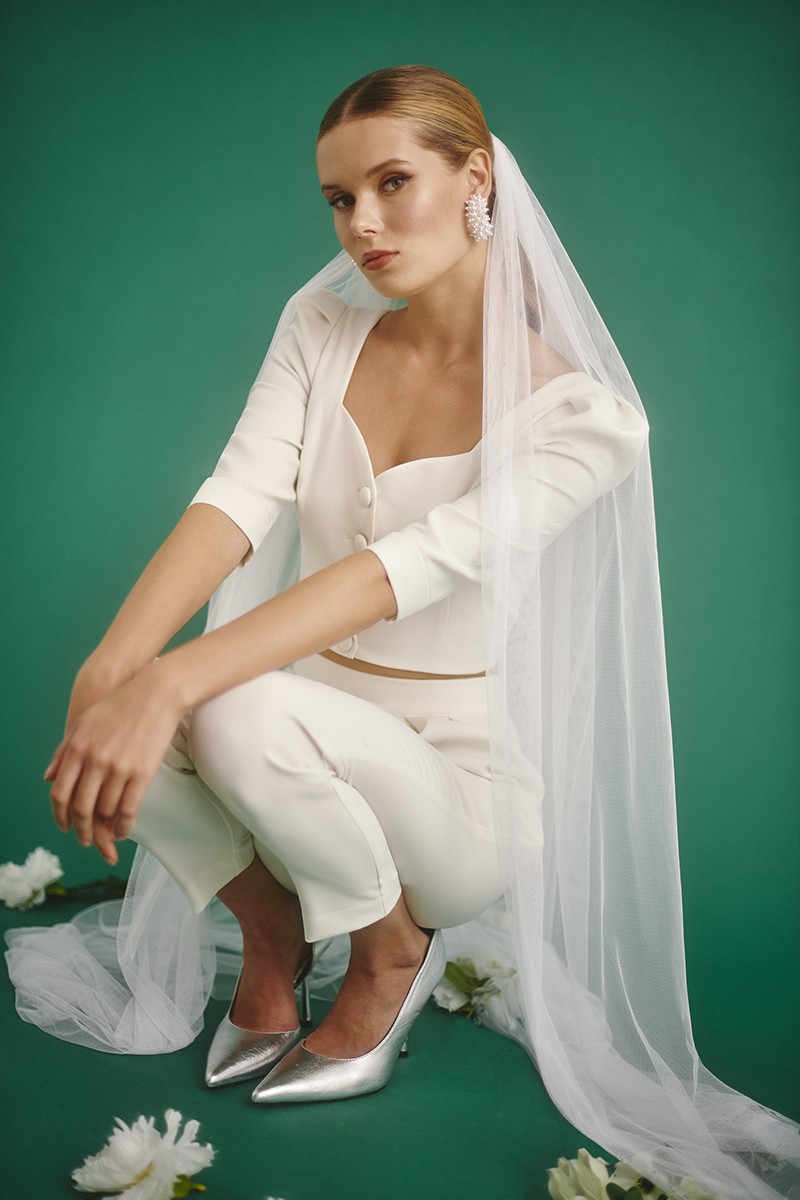 conjunto de top escote corazon manga francesa y pantalon blanco roto para novia civil, boda, bautizo, comunion